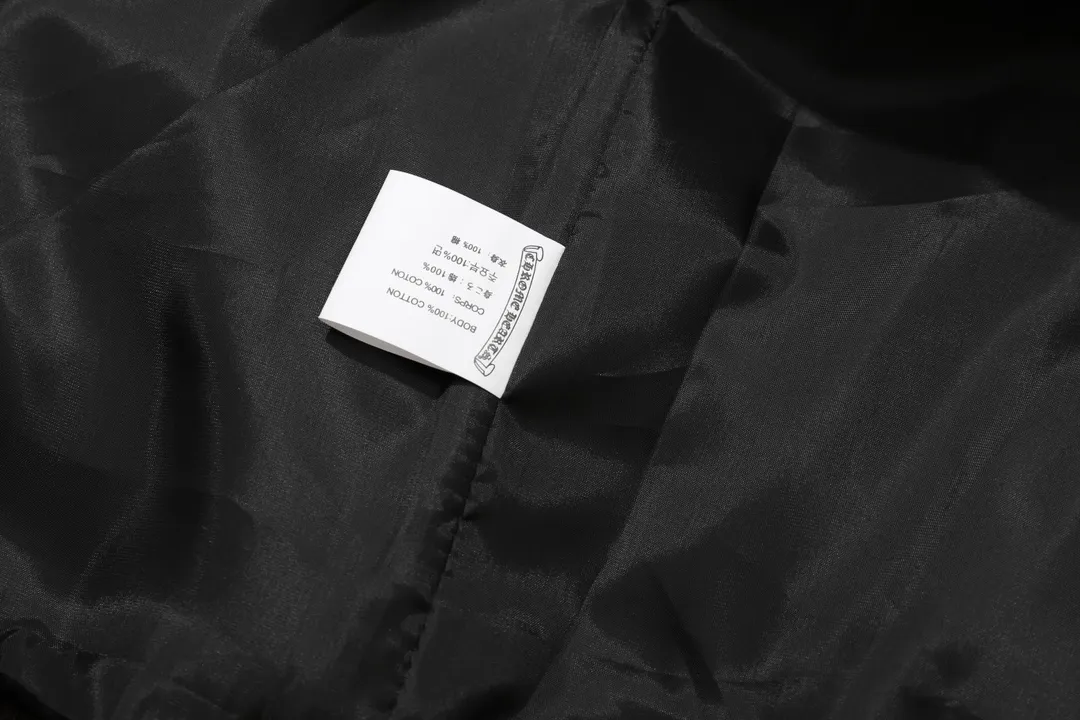P390 Model No. Y624 Chromehearts/Chromehearts full leather spliced ​​baseball jacket. Channel boutique. The most popular baseball jacket for trendy men and trendy women. There are versions at all levels in the market (you must compare the details). The most powerful quality control has been producing and researching baseball uniforms for 7 years. The details are exquisite. With it, you are the most beautiful boy in the world. The paint-coated full-face four-button buckle (button with LOGO), the average weight of the fabric is nearly 900 grams, and it is made of wool + eyeliner blended, custom-woven and dyed wool with high color fastness. The lining is made of silky and delicate cupro fiber! The texture is thick, the color is more uniform and beautiful, and the sharp edges and corners are full of three-dimensionality, showing laziness, casualness, and youthful vitality! size：M-XXL